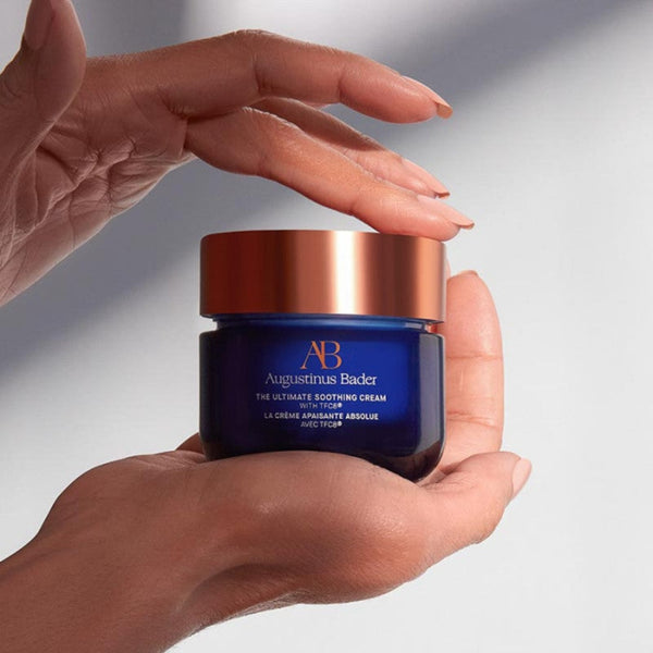 Model opening Augustinus Bader The Ultimate Soothing Cream