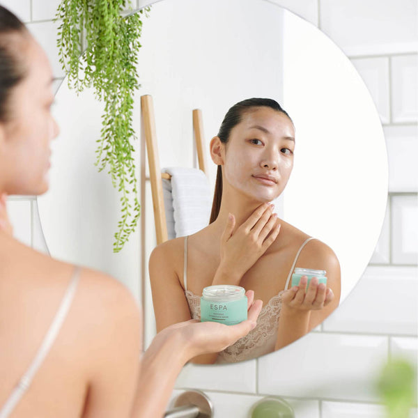 a women applying the mask to her face