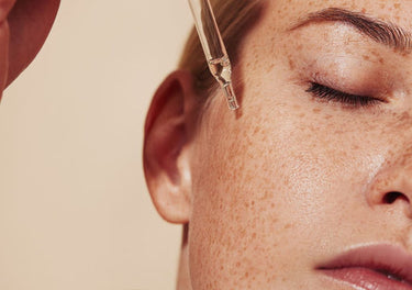 Lady applying pigmentation serum to her face