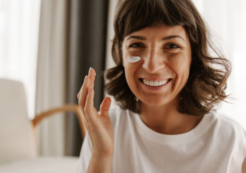 lady using algae skincare on her face