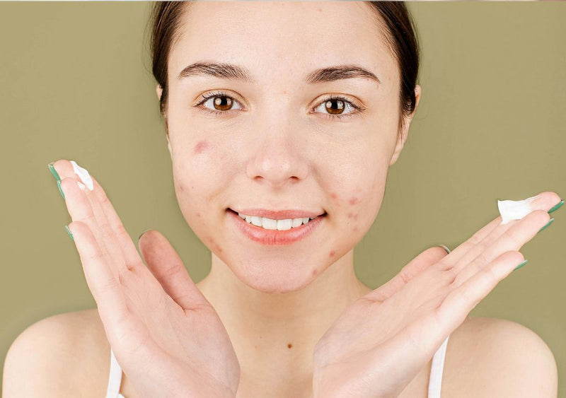 lady applying sunscreen