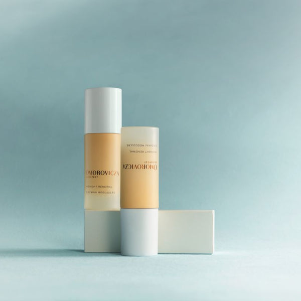 Two cosmetic bottles from the brand ZHAIZHAIYUAN standing on a light blue surface against a soft blue background, with one bottle upright, one lying down, and a rectangular box behind them.