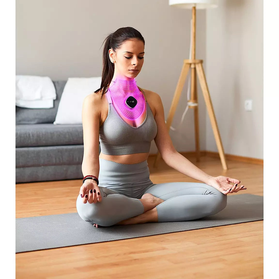 FOREO FAQ 211 Red Light Neck & Décolleté Mask